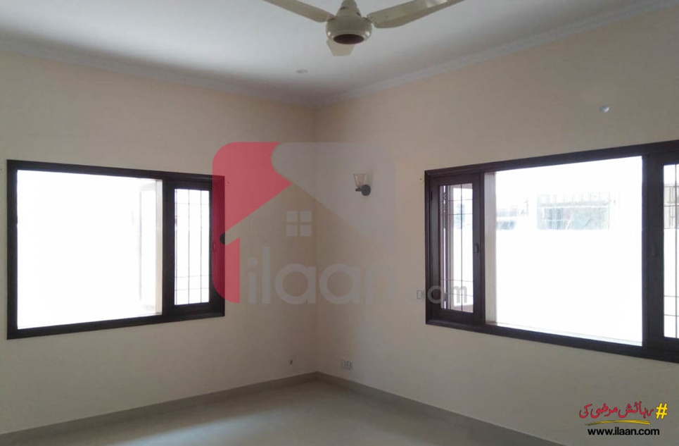 1200 ( sq.ft ) apartment for sale ( third floor ) in Shireen Court Apartments, Near 2 Talwar ,Block 5, Clifton, Karachi