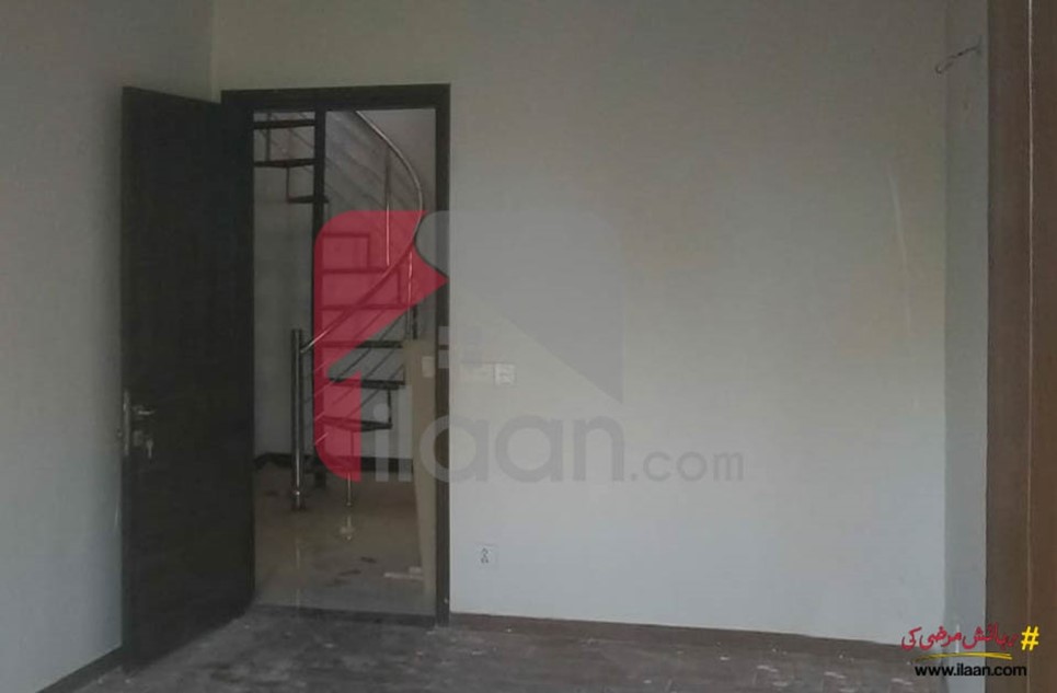 3000 ( sq.ft ) apartment for sale ( first floor ) on Amir Khusro Road, Karachi